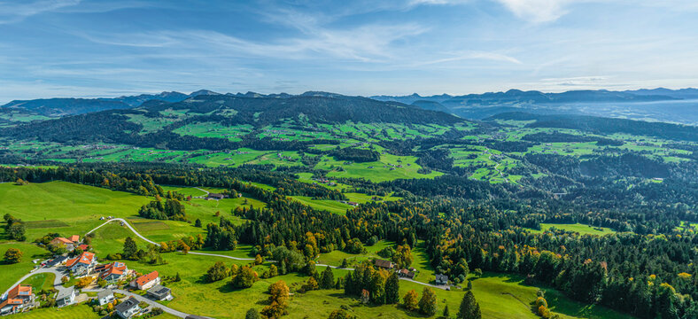 Die Gemeinde Sulzberg in Vorarlberg im Luftbild, Blick in den Bregenzerwald
