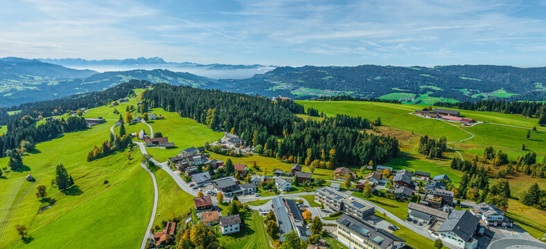 Panoramablick &uuml;ber Sulzberg in Vorarlberg nach Westen zum Pf&auml;nder und zum S&auml;ntis