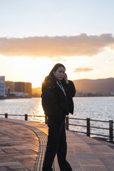 Fototapeta premium 夕暮れの海にいる女性