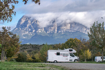Auto caravana con paisaje de grandes montañas de los Pirineos al fondo