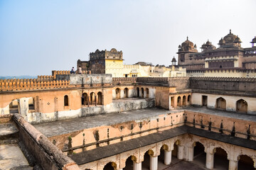 Fototapeta premium Beautiful view of Orchha Palace Fort, Raja Mahal and chaturbhuj temple from jahangir mahal, Orchha, Madhya Pradesh, Jahangir Mahal (Orchha Fort) in Orchha, Madhya Pradesh, Indian archaeological sites