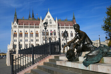 Statue von Attila József vor dem ungarischen Parlamentsgebäude in Budapest