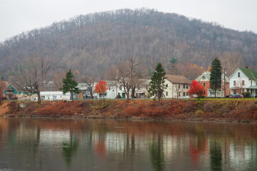 Fototapeta premium Autumn View of the River at Warren, PA