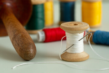 Real old spools of needle and thread meter close-up - obrazy, fototapety, plakaty