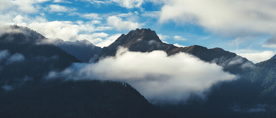 Berg, Wolke, Nebel, Dunst, blauer Himmel, Wald, Baumgrenze, Bergrücken, Gebirge, alpin