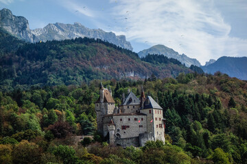 Fototapeta premium Château de Menthon-Saint-Bernard Dornröschen-Schloss Lac d’Annecy Haute-Savoie Monument historique frankreich alpen savoyen