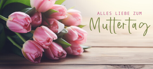 Alles Liebe zum Muttertag Feiertag Grußkarte mit deutschem Text - Blumenstrauss aus pinken Tulpen auf Holz Tisch Hintergrund