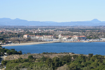 Obraz premium Le Racou, ville et port d'Argelès, Argelès sur Mer, Argelers de la Marenda, Pyrénées Orientales, France
