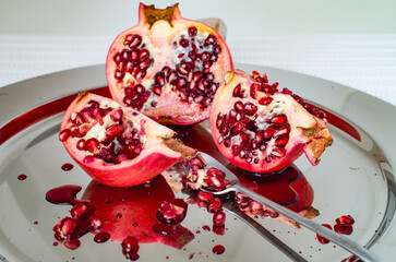 granatapfel aufgeschnitten im spiegel auf platte schön