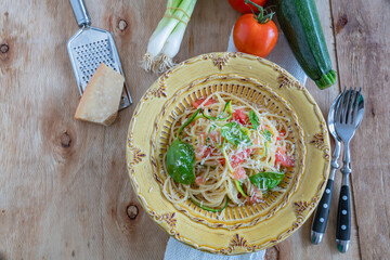 pasta spaghetti mit roher tomatensauce tomaten soße basilikum 