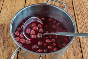 kirschen im Glas in einem Topf zum kochen Süßkirschen Sauerkirschen 