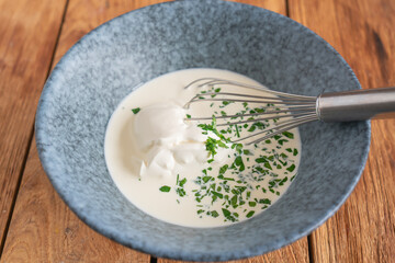 kohlrabi gemüse in der herstellung abgebunden suppe sauerrahm speisestärke 