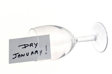 Concept de dry january avec un verre à vin vide renversé et un texte sur une carte sur fond blanc
