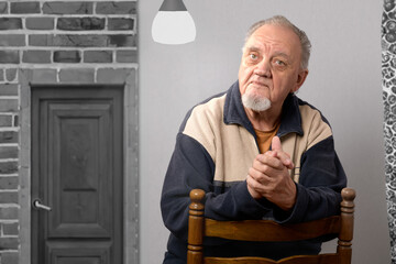 portrait homme âgé en intérieur appuie sur chaise - 706961567
