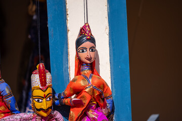 Obraz premium Indian colorful Rajasthani handmade Puppets and Crafts products at jodhpur. Selective focus.