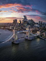 Photo sur Plexiglas Tower Bridge Aerial sunset view of the famous Tower Bridge in London and the skyscrapers of the city in the background, England
