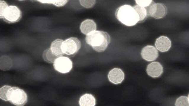 Halos lumineux avec flou d'optique de reflets de lumi&egrave;re du soleil sur l'eau, 480fps ralenti X8/59,94fps