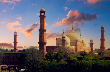 Fototapeta na wymiar Sunrise or Sunset at Badshahi Mosque, Lahore, Pakistan, with Warm Sky and Mughal Architecture
