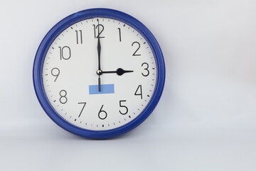 Set di orologi da ufficio che mostrano isolati su sfondo bianco. Orologio da pare che indica le ore 3 o 15.