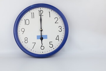 Set di orologi da ufficio che mostrano isolati su sfondo bianco. Orologio da pare che indica le ore 6 o 18.