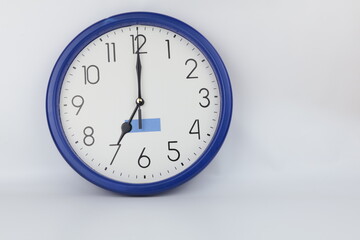 Set di orologi da ufficio che mostrano isolati su sfondo bianco. Orologio da pare che indica le ore 7 o 19.