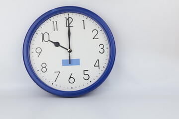 Set di orologi da ufficio che mostrano isolati su sfondo bianco. Orologio da pare che indica le ore...