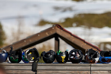 Skihelme liegen auf einer Ablage - Pause im Wintersport