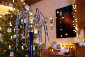 Tischdecke Weihnachts-Palme aus Glitzerzweigen vor Weihnachtsbaum in festlich erleuchtetem Wohnzimmer © LinieLux