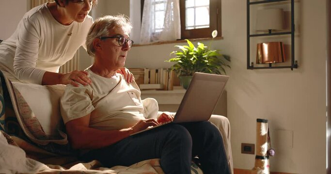 At home, a middle-aged couple is shopping, purchasing products online using the computer.
When they have made the purchase, they cheer and hug each other and are happy