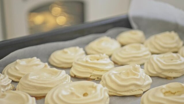 White Egg Meringues, Mini Pavlova in The Making