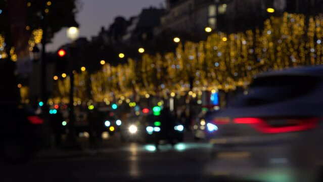 Vue sur l'avenue des Champs-&Eacute;lys&eacute;es de nuit et illumin&eacute;e par les illuminations de f&ecirc;tes de fin d'ann&eacute;e avec effet bokeh