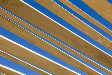 Contrasto di colori tra Travi di legno e cielo azzurro