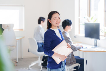 オフィスで働くビジネスパーソン