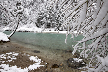 Fluss Ufer im winter mit Schnee