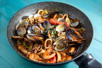 Deliziosa zuppa di pesce mediterraneo con cozze, vongole, calamari e gamberi, cibo italiano 
