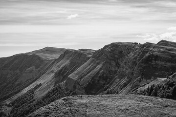 panorama sur les Crêtes du Jura en noir-blanc