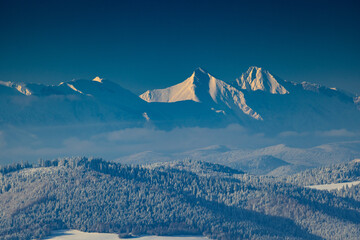 Widok z Malnika nad Muszyną na Tatry zimą. Piękny krajobraz  gór. - obrazy, fototapety, plakaty