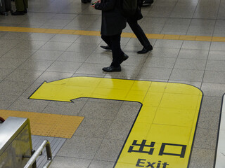名古屋駅の構内の地面に印刷した矢印の様子