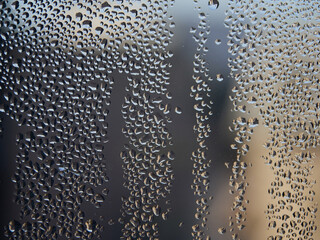 冬の朝の家の窓ガラスにできた水滴のマクロ様子