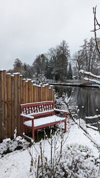 Holzbank am Holzzaun