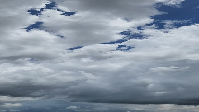 Timelapse vertical de nuvens formando tempestade