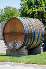 Obraz premium old large wine barrel in the garden