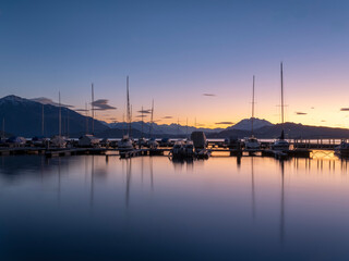 Hafen in Zug (CH) vor Bergkulisse bei Sonnenuntergang