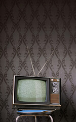Alter Vintage 70er Jahre Fernseher vor alter Tapete - 707073781