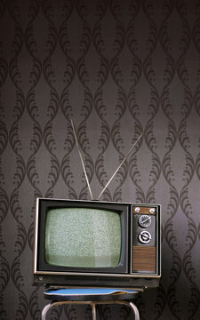 Alter Vintage 70er Jahre Fernseher vor alter Tapete