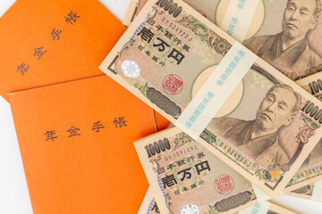 年金手帳と一万円の札束