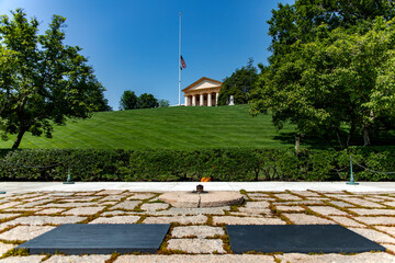 The two graves of John F. Kennedy and his wife with the eternal flame at the Arlington National Military Cemetery memorial in Washington DC, (USA). - obrazy, fototapety, plakaty