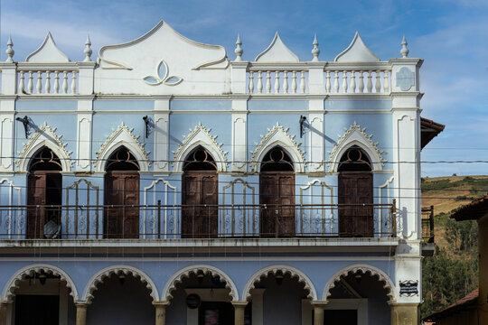 Pueblo de Totora, ubicada en Bolivia en el departamento de Cochabamba, su arquitectura tipo colonial de adobe y teja cer&aacute;mica es la principal caracter&iacute;stica y que favorece al turismo del lugar 