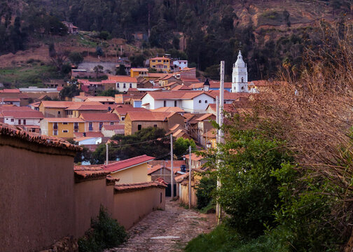 Pueblo de Totora, ubicada en Bolivia en el departamento de Cochabamba, su arquitectura tipo colonial de adobe y teja cer&aacute;mica es la principal caracter&iacute;stica y que favorece al turismo del lugar 