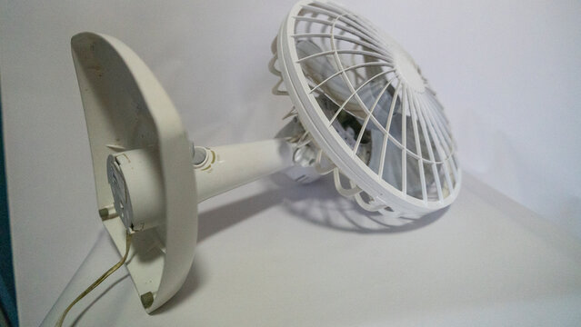 Ventilador branco de pequeno porte com H&eacute;lice de 4 p&aacute;s
